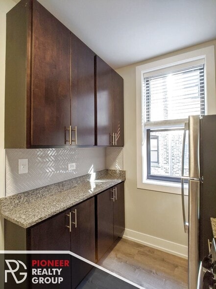 Building Photo - 709 W Brompton Ave