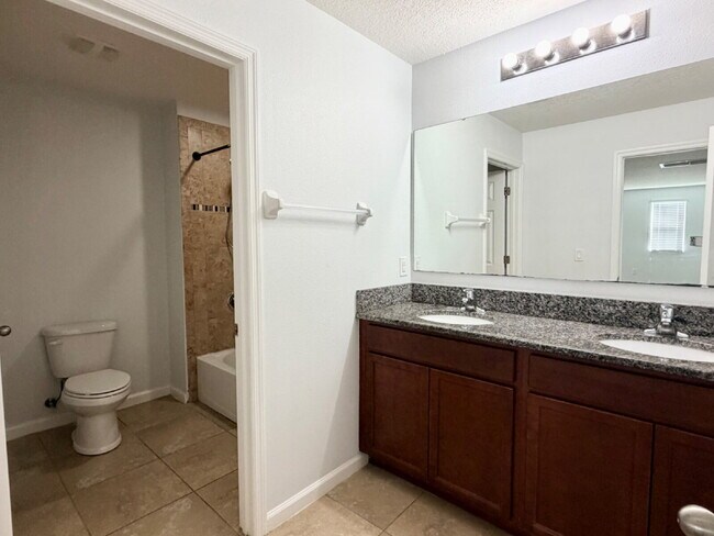 Building Photo - Stunning and spacious 5 bed, 2/5 bath in gated community in Melbourne