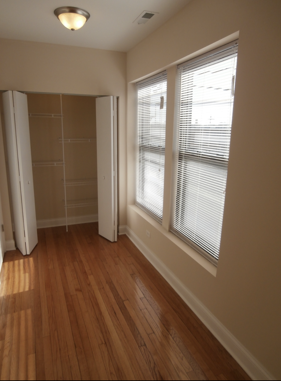 Closet - 1114 W Balmoral Ave