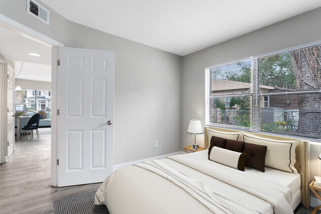 Building Photo - 1511 E Kaley St