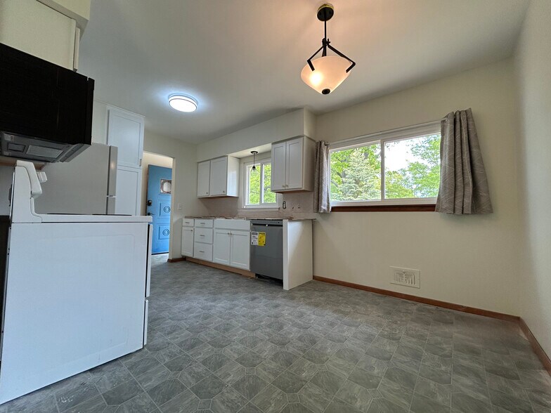 Building Photo - 5946 Calamie Dr
