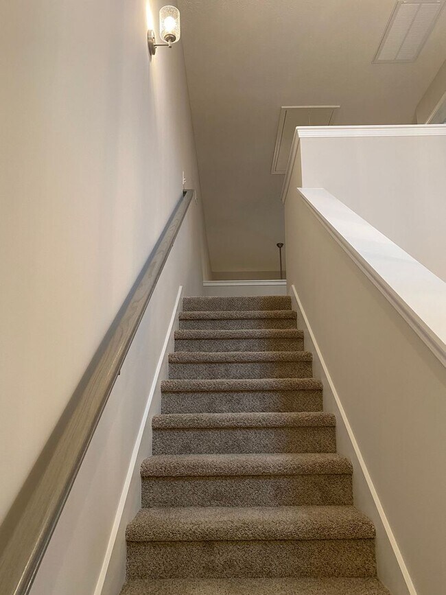 Building Photo - 3 BD 3.5 BA 1 Car Garage Great Location Li...