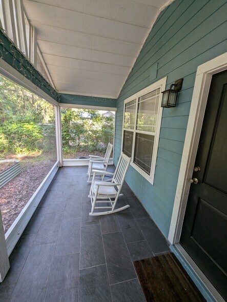 Screened in front porch - 910 NW 29th Pl