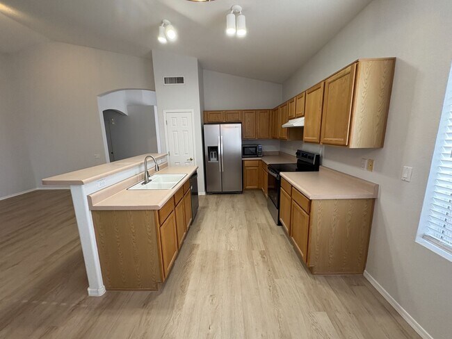 Building Photo - Sunrise & Sabino Canyon Four Bedroom Rental