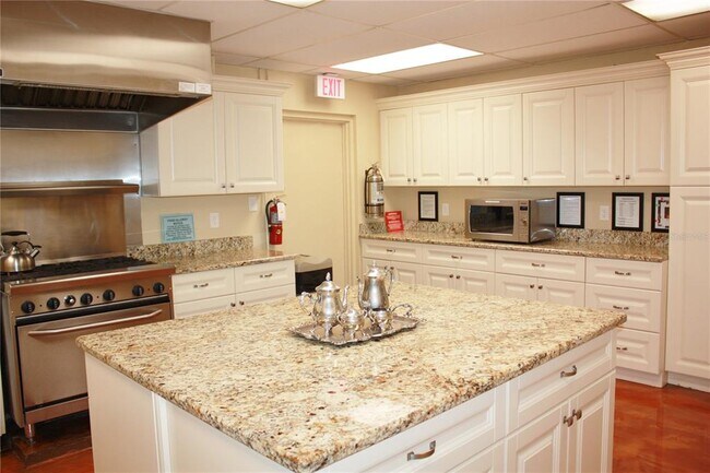 Building Photo - 4575 Cove Cir