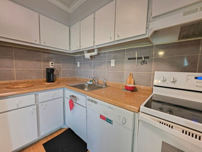 Building Photo - 1010 Adams Ave