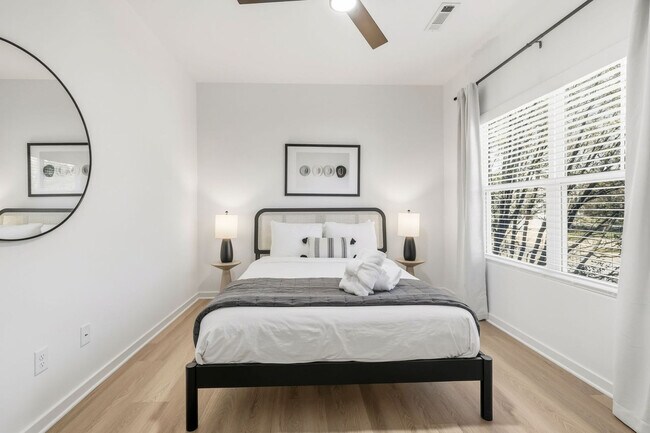 Building Photo - 1324 Van Buren Ave