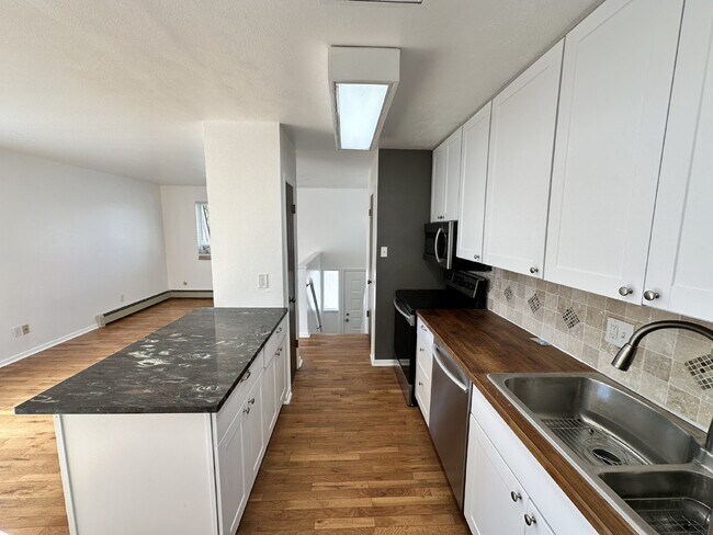 Building Photo - "Charming 3-Bedroom Condo with Hardwood Floors & 2 Full Baths in Golden, CO!"