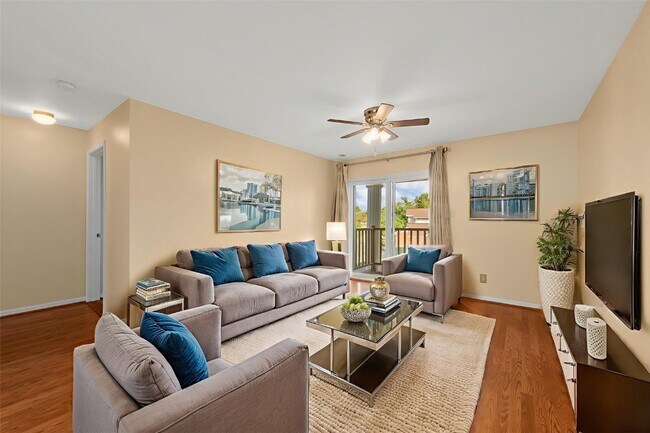 Building Photo - 700 Ridgeside Dr