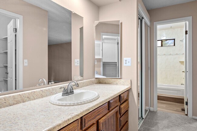 Building Photo - 2 Bed 2 Bath  in Heather Ridge