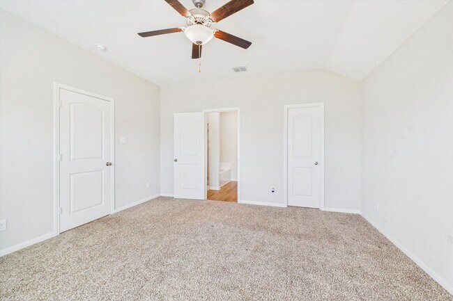 Building Photo - Stunning 4 bedrooms 2 baths single-story h...