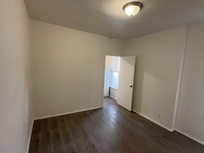 Building Photo - "Charming 1-Bedroom Retreat in Denver's Heart - Perfect Blend of Comfort & Convenience!