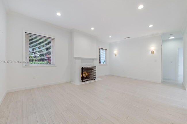 Building Photo - 1524 Zoreta Ave