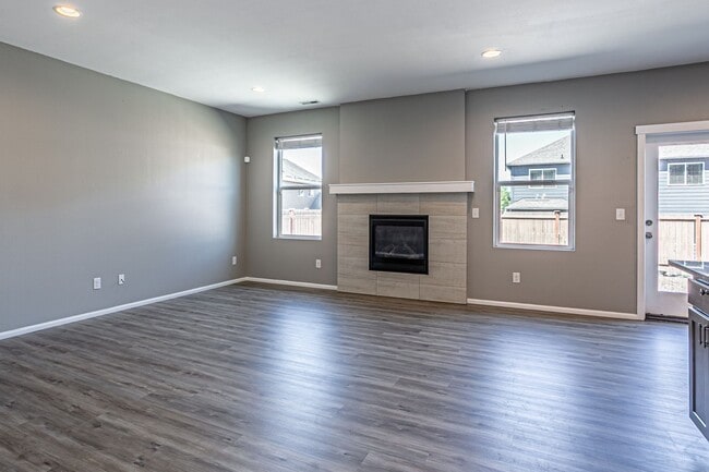 Building Photo - Beautiful 4 bedroom, 2.5 bath home in Rain...