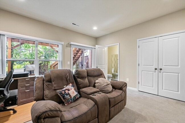 Building Photo - 3-Level Townhome in Woodstream!