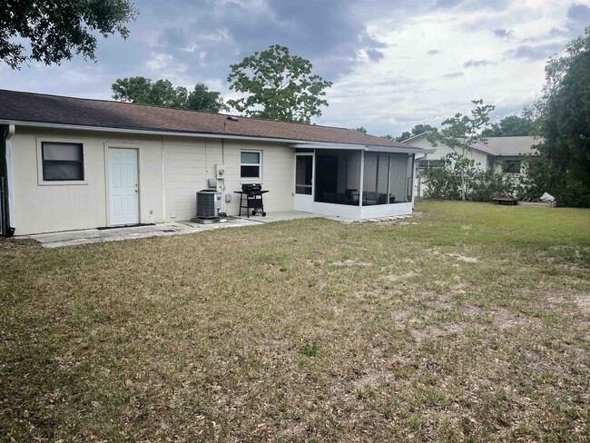 Building Photo - 980 Manati Ave