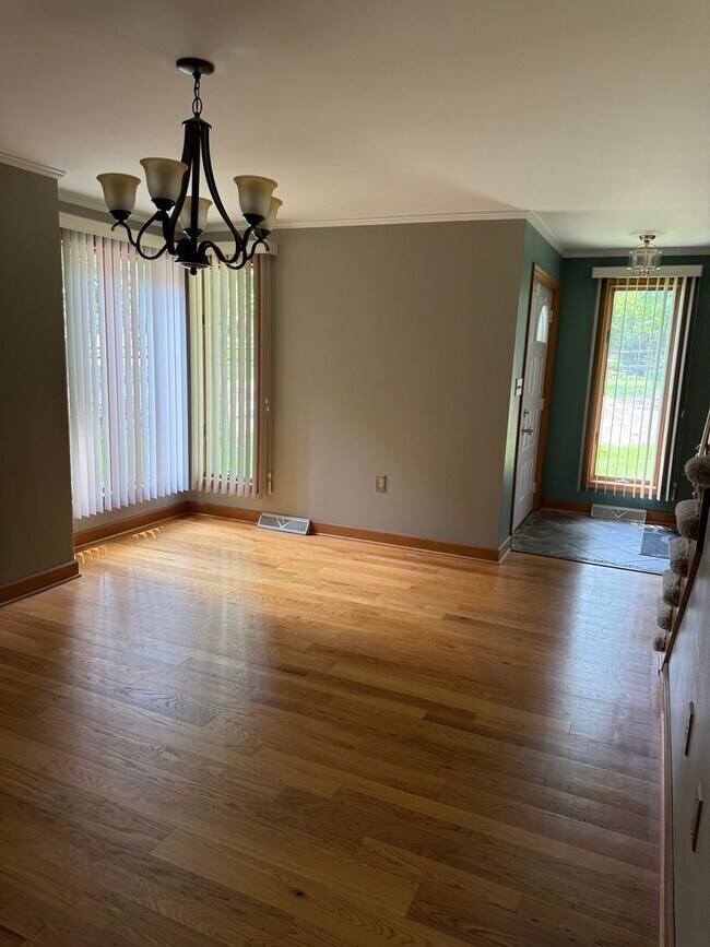 Building Photo - 1531 E Strohm Dr