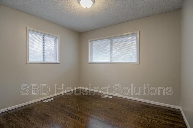 Building Photo - 9524 Wallace Ave
