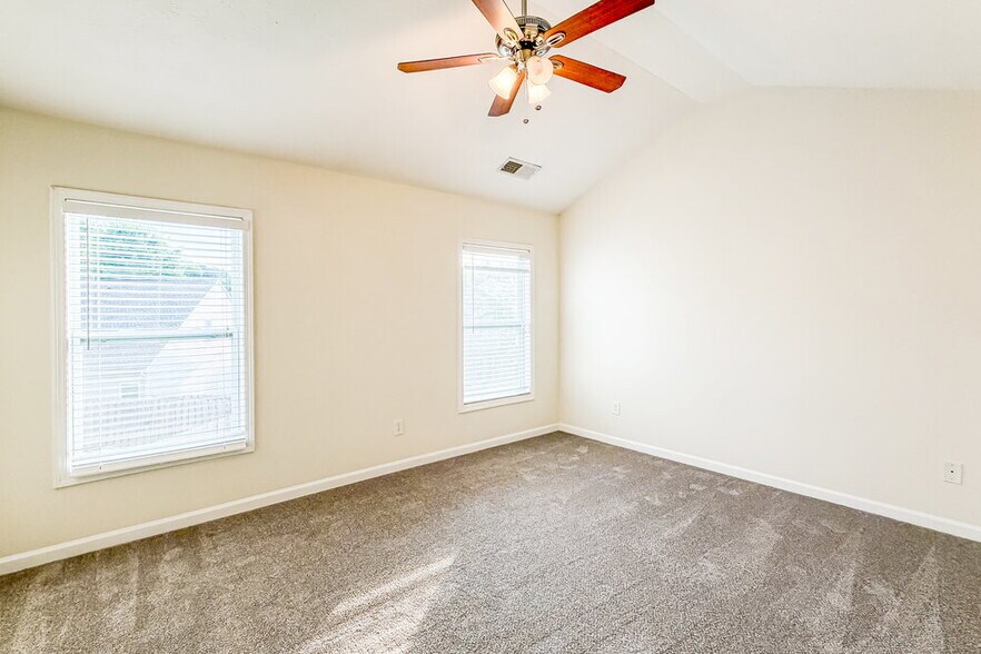 Building Photo - 815 Forsythia Way
