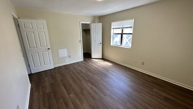 Building Photo - Town house for Rent