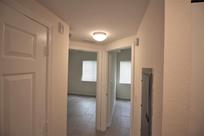Building Photo - 1145 Golden Lakes Blvd