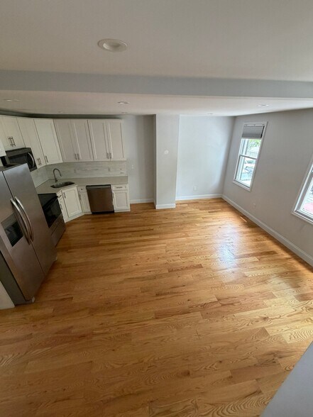 Building Photo - 2760 Bainbridge Ave