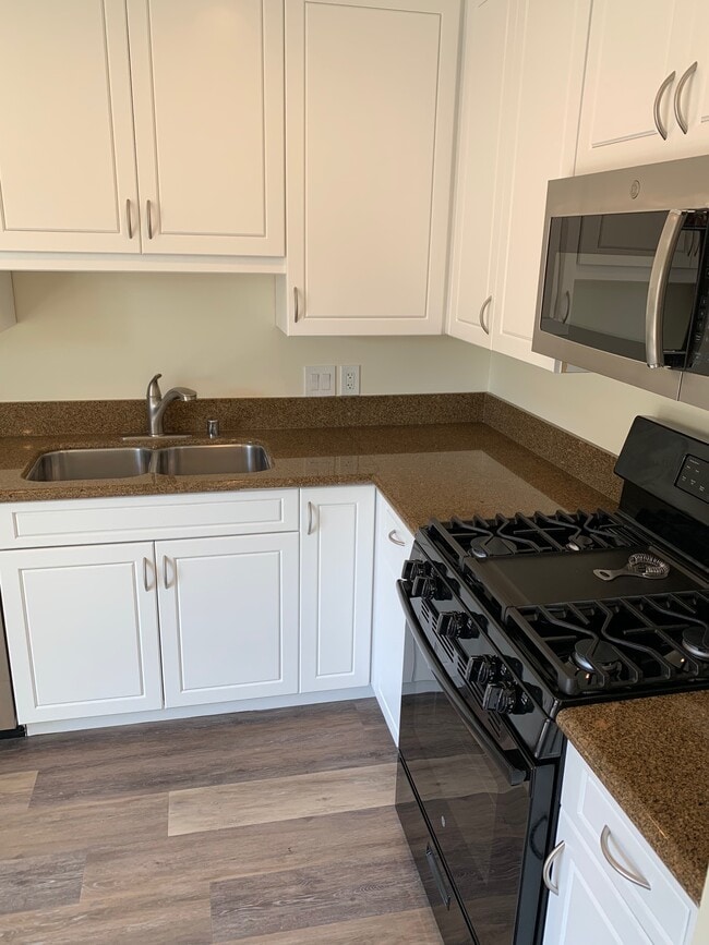 Building Photo - 16765 Barefoot Cir