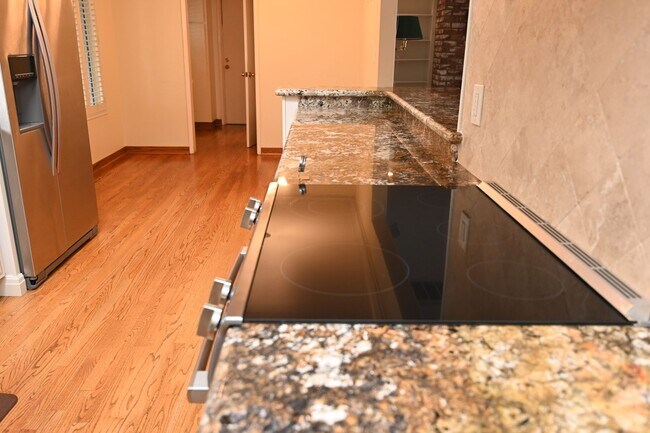 Building Photo - Prime Willow Glen, Just In Time for the Ho...