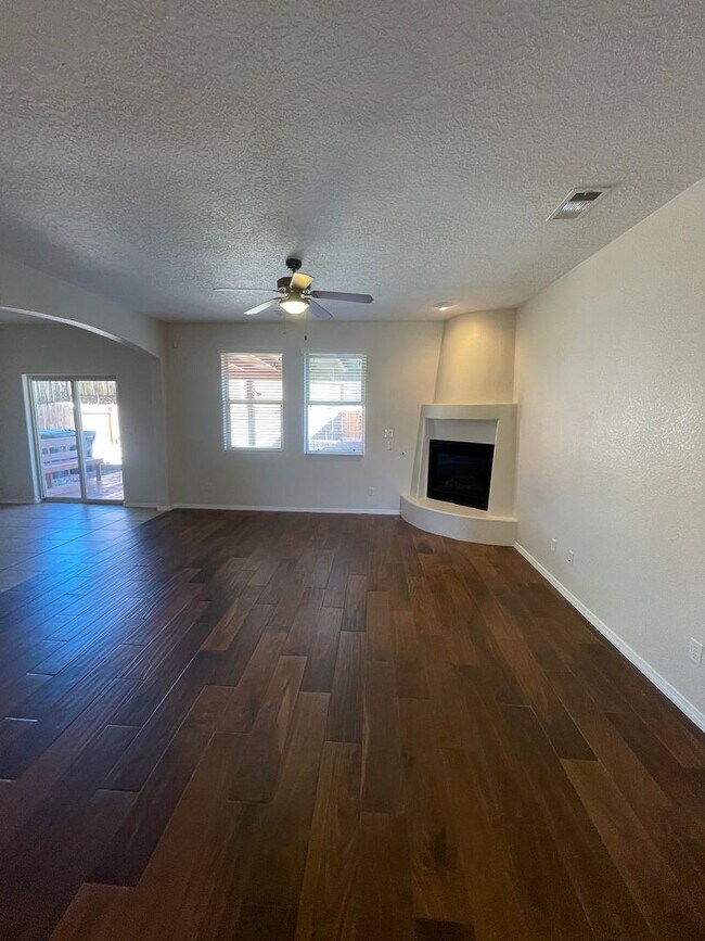 Building Photo - Pristine 4 bdr, 2 1/2 bath w/2 car garage ...