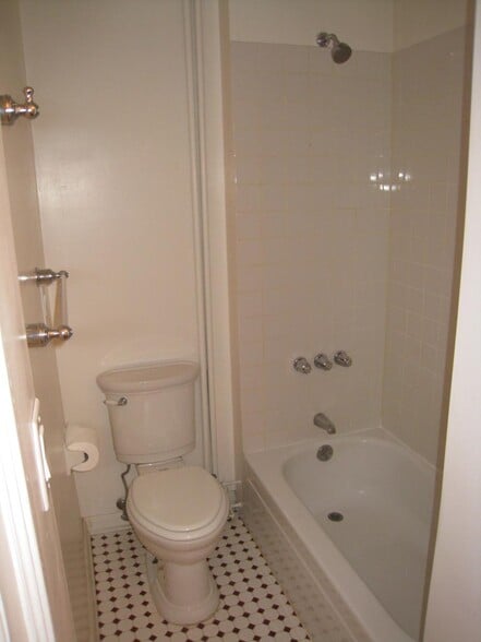 Bathroom - 206 Lancaster St