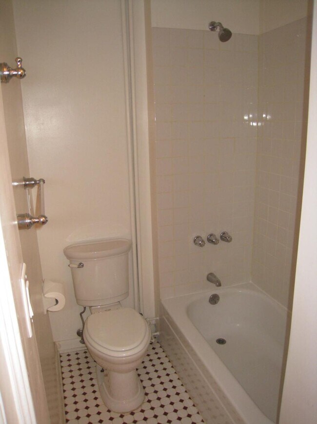 Bathroom - 206 Lancaster St
