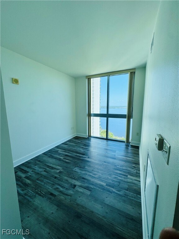 Building Photo - 3000 Oasis Grand Blvd