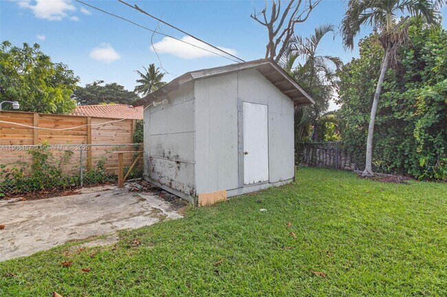 Building Photo - 2464 SW 19th St