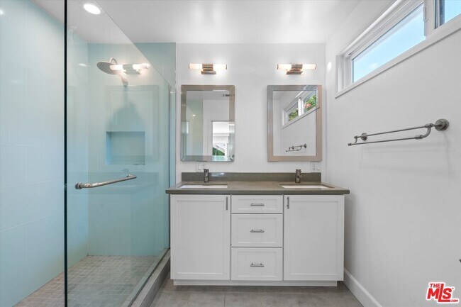 Building Photo - 2809 S Canfield Ave