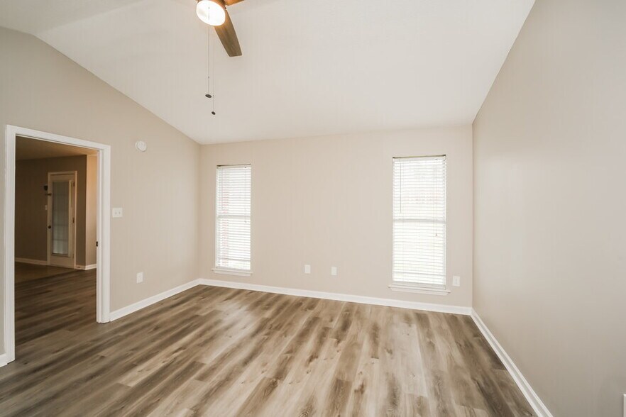 Building Photo - 8202 Martin Dr