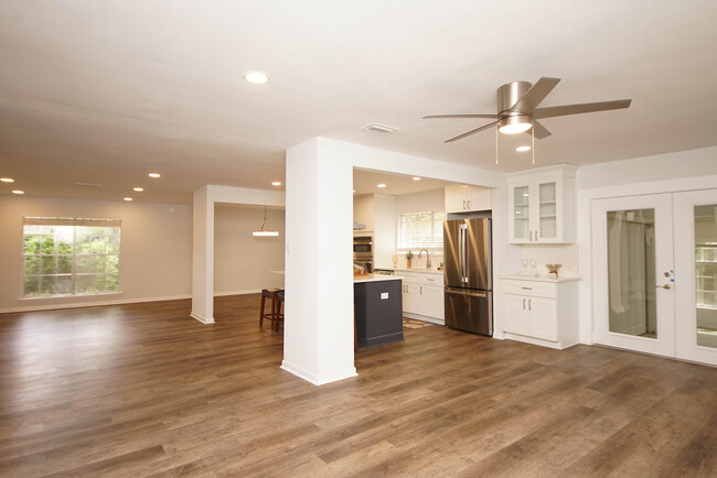 Building Photo - 596 L'Ombre Ct NE