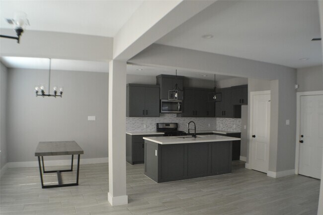 Building Photo - 9837 Fabiola Dr