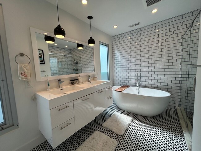 Building Photo - Modern 3 Bed 3 Bath Highlands Home