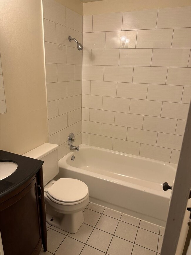 Building Photo - Beautiful 1 Bed/ 1 Bath Apartment Ravenswo...