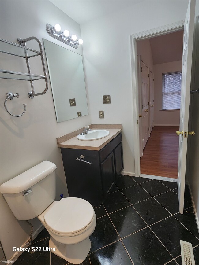 Building Photo - 3 br, 2.5 bath Townhome - 1585 Pinewind Drive
