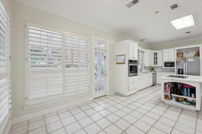 Building Photo - 4 Twin Cir Dr