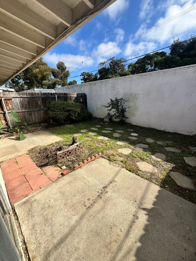 Building Photo - Midtown Ventura - Spacious one bedroom, one bath single level apartment