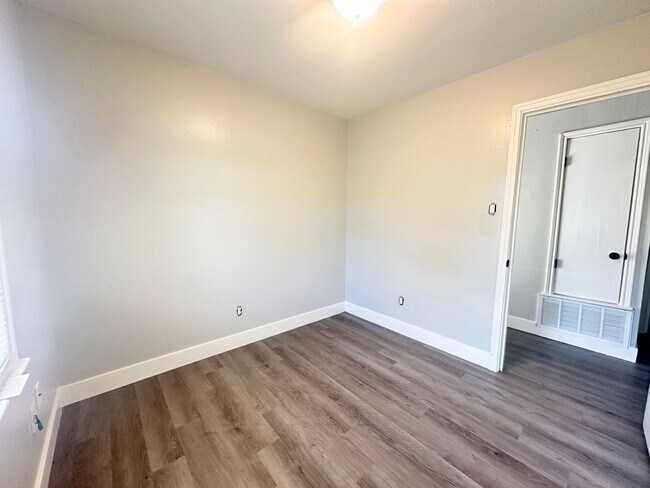 Building Photo - Adorable Starter Home