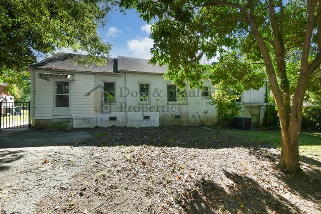 Building Photo - 1802 W Friendly Ave
