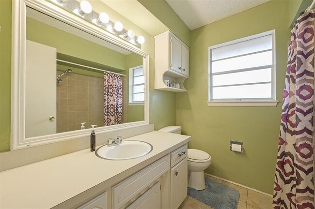 Building Photo - 1621 Kavel Dr