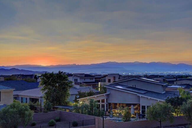 Building Photo - 180 Degree elevated views from a quiet str...