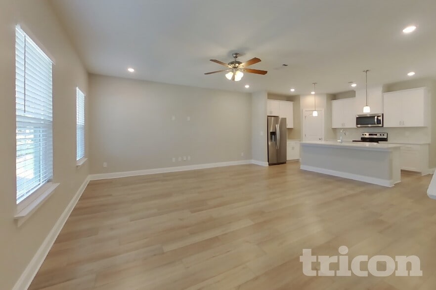 Building Photo - 1331 Carriage Park Dr