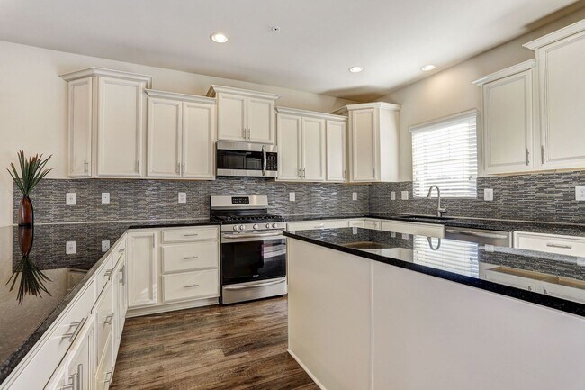 Building Photo - Massive 4 BR/2 Full BA & 2 Half BA EOG Tow...