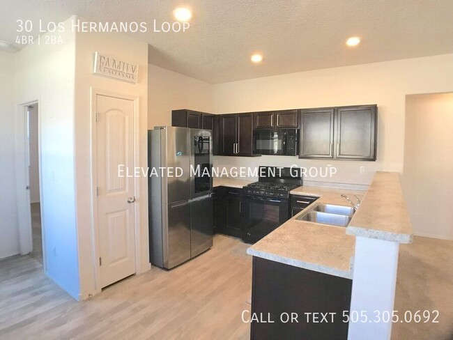 Building Photo - Spacious 4 Bedroom Los Lunas Home. Open la...