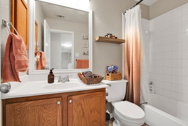 Building Photo - Charming 3 Bed 2.5 Bath Home in Woodlake Meadows Community